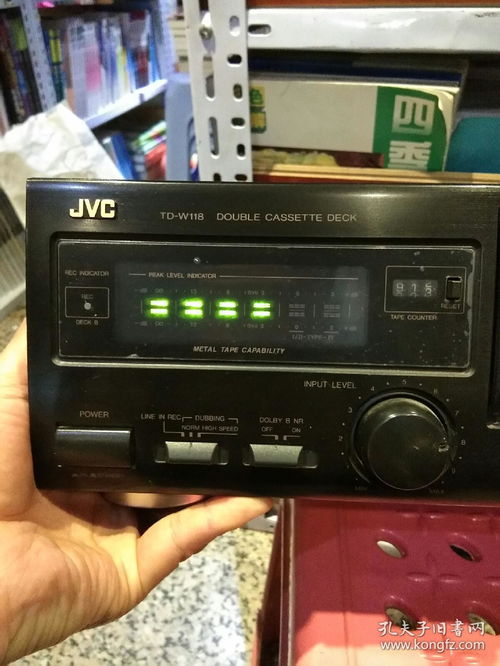 日本勝利品牌 jvc磁帶卡座機(jī)一臺(tái) 型號(hào)jvc一w118 日本勝利公司 沒(méi)有音響,圖片為插上電源后放入磁帶拍照指示燈亮起,僅作為懷舊品出售,不保證可以正常使用 圖片為實(shí)拍